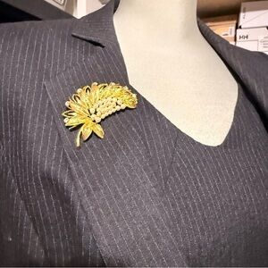 Elegant Gold Brooch with Pearl & Rhinestone Accents Vintage